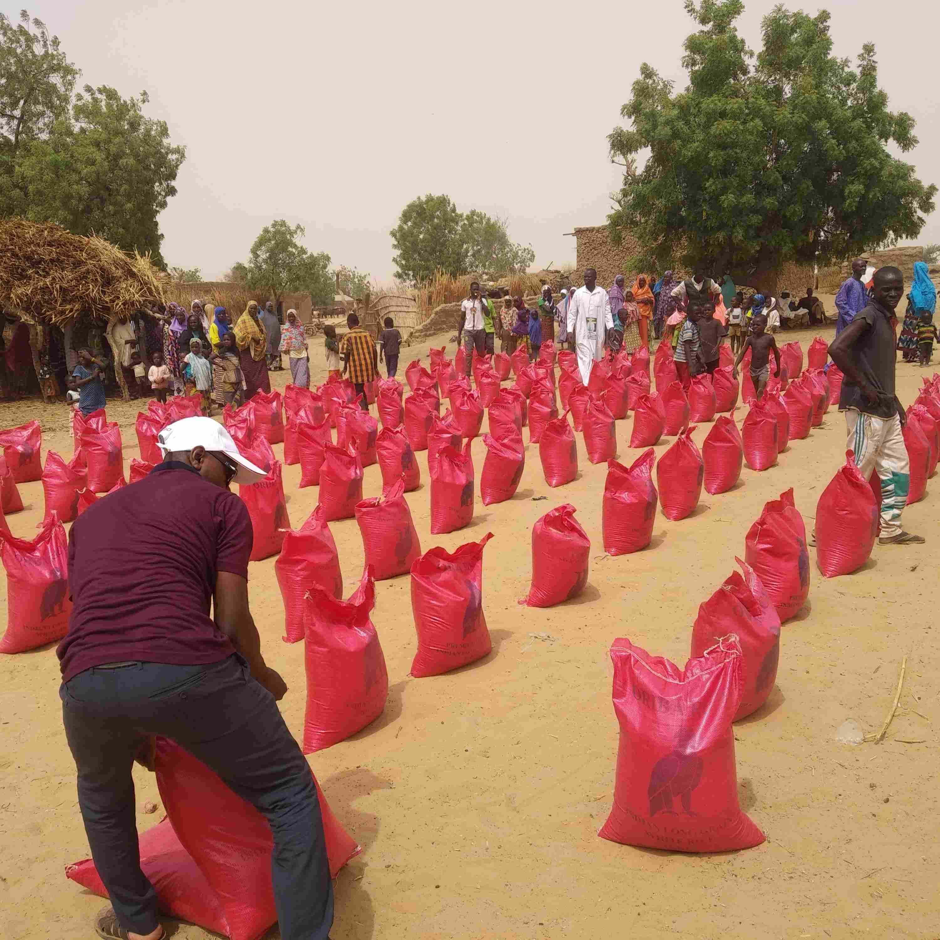 Distribution of food by the Turkish NGO Humanitarian Relief Foundation (IHH)